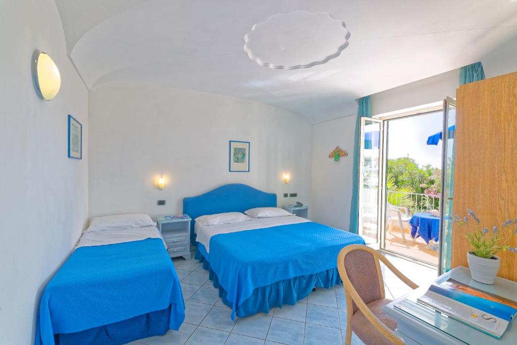Cama o camas de una habitación en Hotel Punta Imperatore