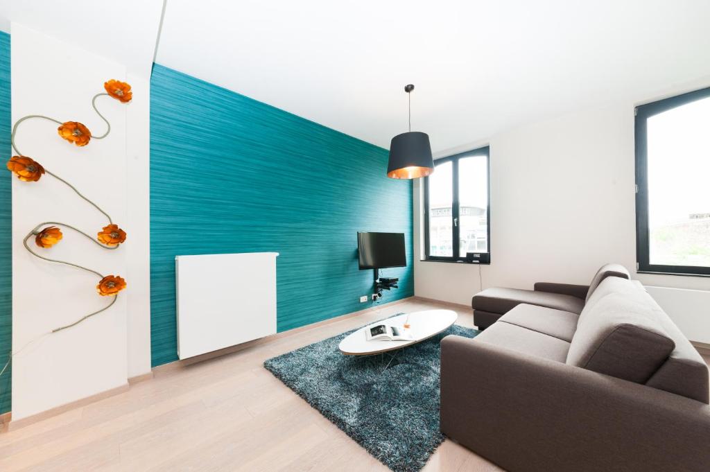 Smartflats Design - Opera في لييج: غرفة معيشة مع أريكة وطاولة