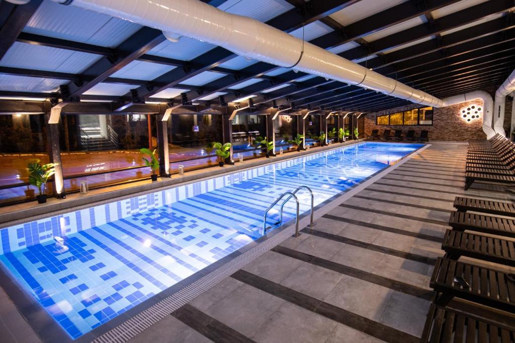 Bazén v ubytování Hotel Putnik Kopaonik nebo v jeho okolí