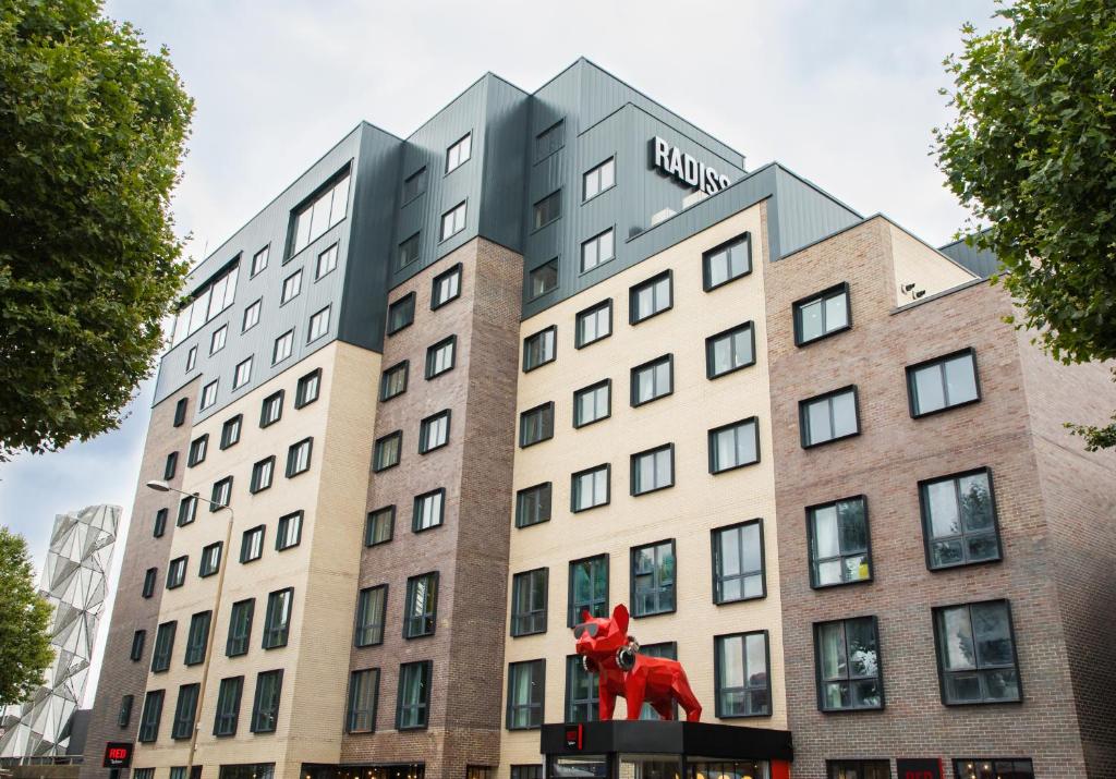 Radisson RED London Greenwich The O2 - Resim 6