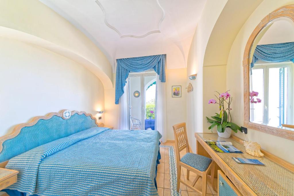Cama o camas de una habitación en Hotel Punta Imperatore