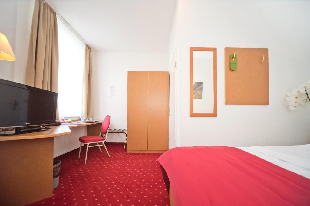 TV a/nebo společenská místnost v ubytování City-Hotel Am Wasserturm Halle