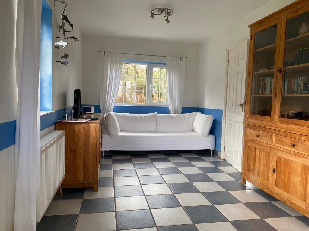 TV a/nebo společenská místnost v ubytování Harbour View Cottage