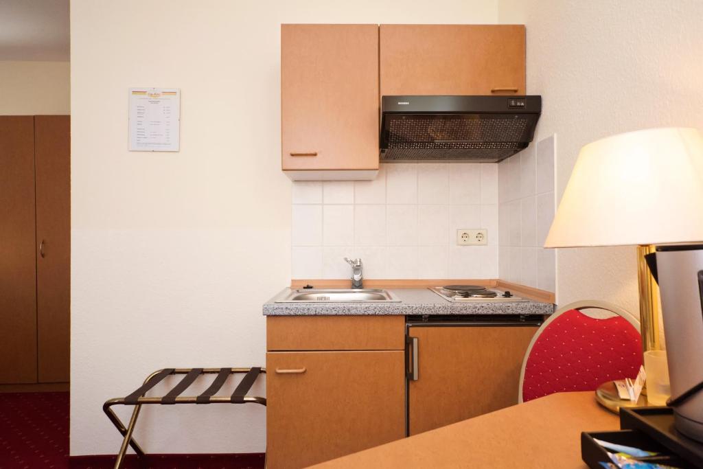 Kuchyň nebo kuchyňský kout v ubytování City-Hotel Am Wasserturm Halle