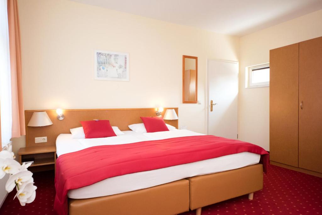 Postel nebo postele na pokoji v ubytování City-Hotel Am Wasserturm Halle