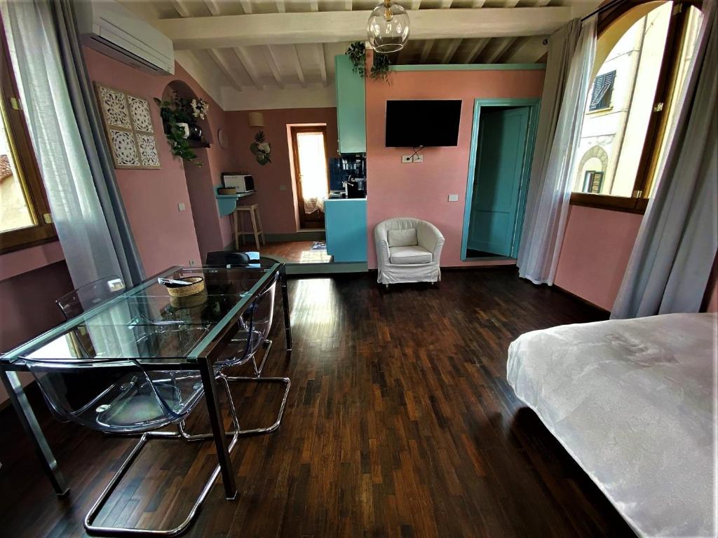 Telewizja i/lub zestaw kina domowego w obiekcie Romantico nido nel cuore di Firenze