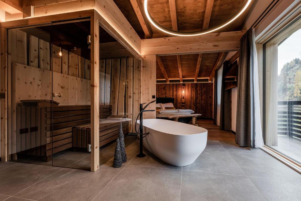 bañera en una habitación con ventana grande en Nidaris - Luxury Private Spa Suites, en Malè