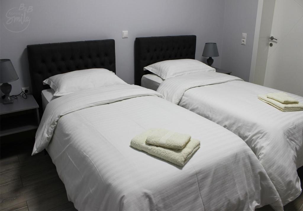 Postel nebo postele na pokoji v ubytování KorcaSmileHotel