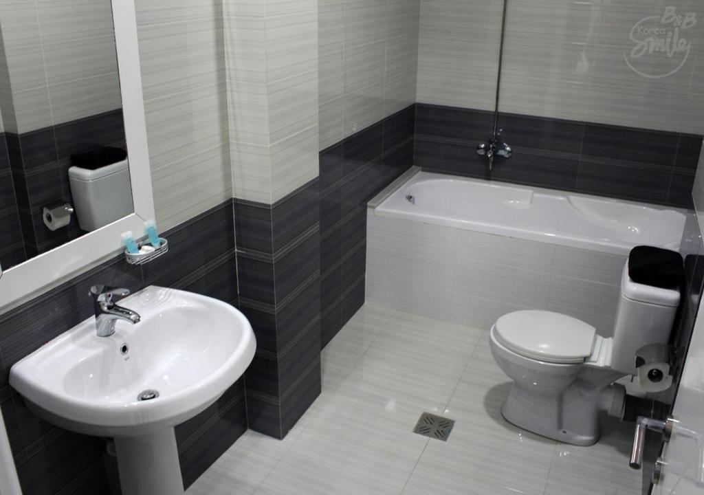 Koupelna v ubytování KorcaSmileHotel