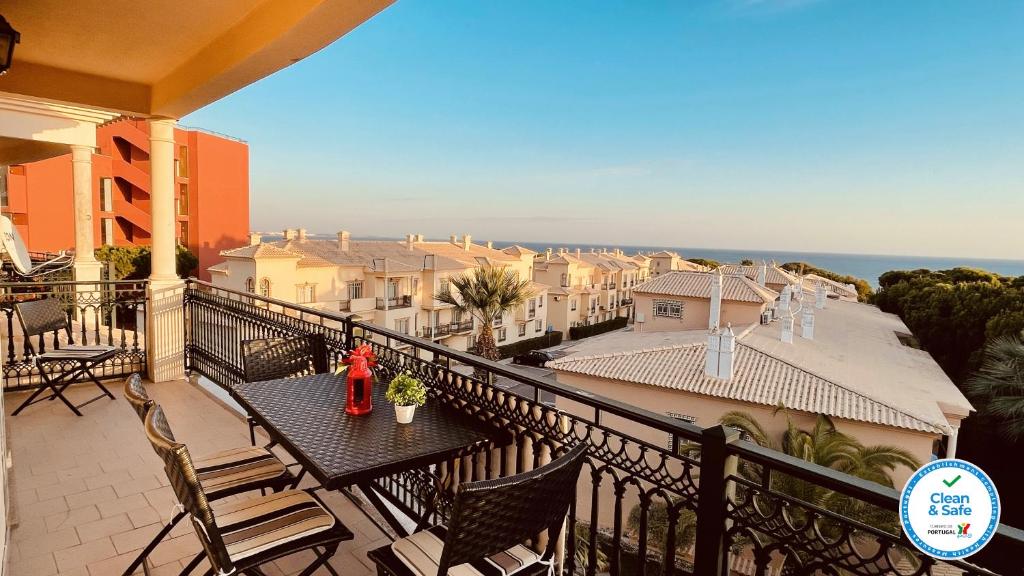 balcón con mesa, sillas y vistas al océano en Bicos U by Check-in Portugal, en Albufeira