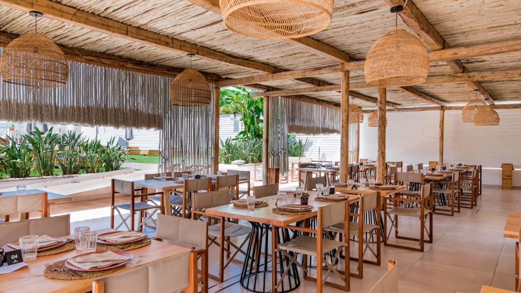 Ресторан / где поесть в Cumeja Beach Club & Hotel