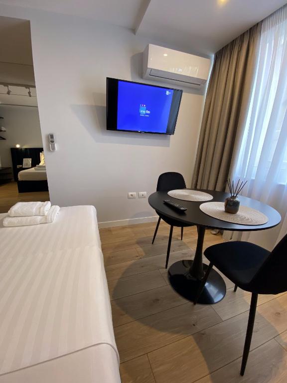 TV a/nebo společenská místnost v ubytování Living Studio Apartments