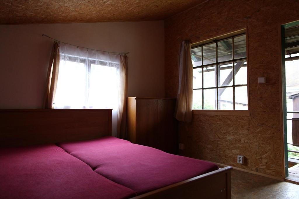 Postel nebo postele na pokoji v ubytování Galerka Líšný