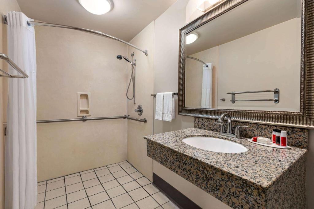 Hotel Bo, a Days Inn by Wyndham Chattanooga Downtown photo
