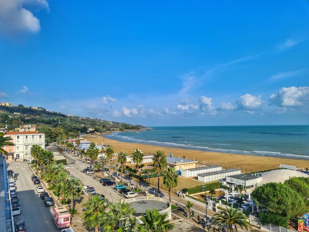 vistas a una playa con palmeras y al océano en Locanda Cuore Di Mare -1, en Vasto