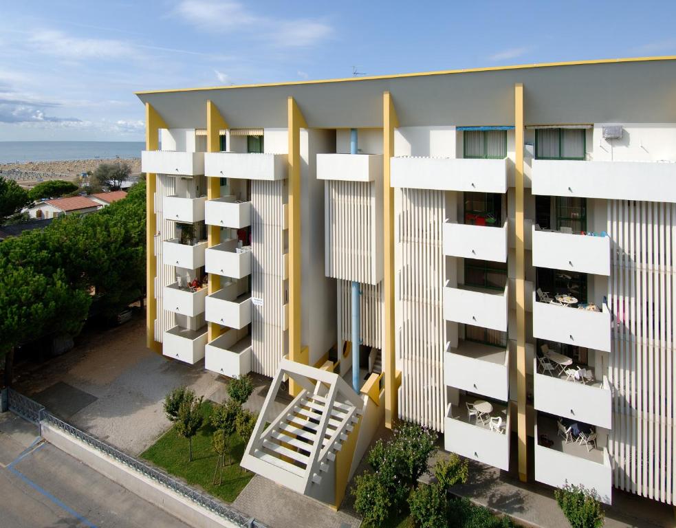 un condominio con balconi bianchi vicino all'oceano di Hibiscus a Bibione