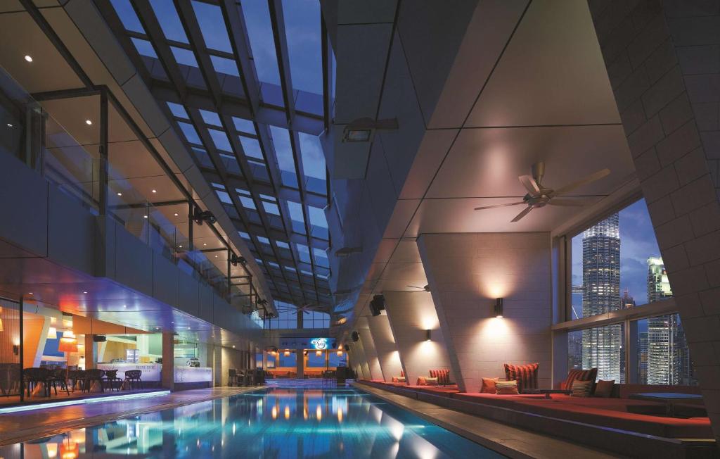 Bazén v ubytování Traders Hotel, Kuala Lumpur nebo v jeho okolí