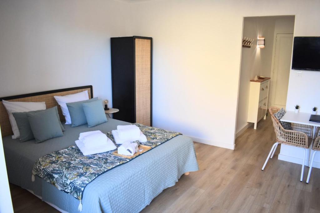 - une chambre avec un lit et 2 serviettes dans l'établissement Sanary Côté Mer, à Sanary-sur-Mer