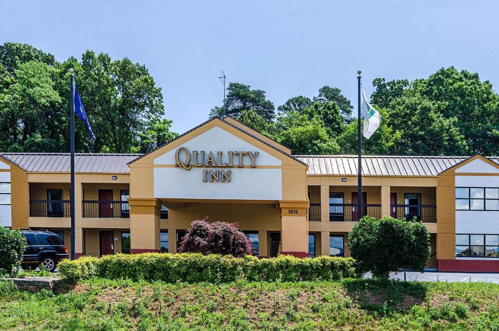 - une vue sur le bâtiment d'une auberge universitaire dans l'établissement Quality Inn Tanglewood, à Roanoke