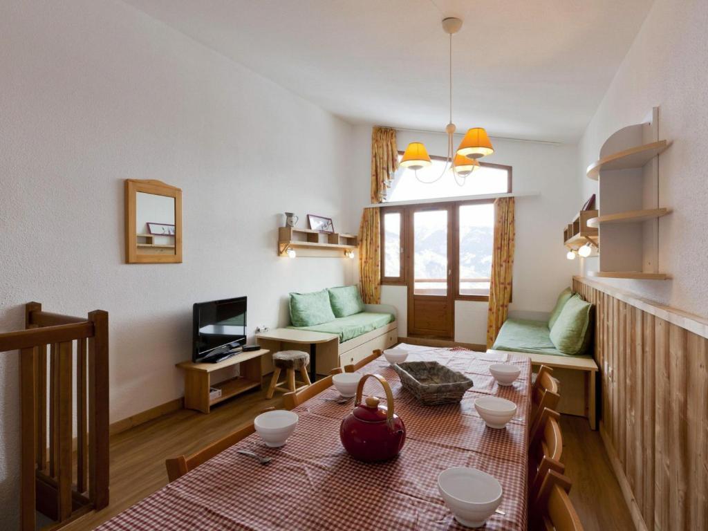 a living room with a table and a couch at Appartement La Tania, 4 pièces, 9 personnes - FR-1-513-8 in La Tania