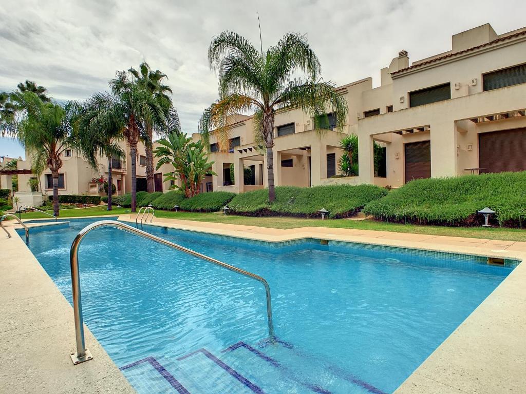 una gran piscina frente a un edificio en Roda Golf Resort - 5309 en San Javier
