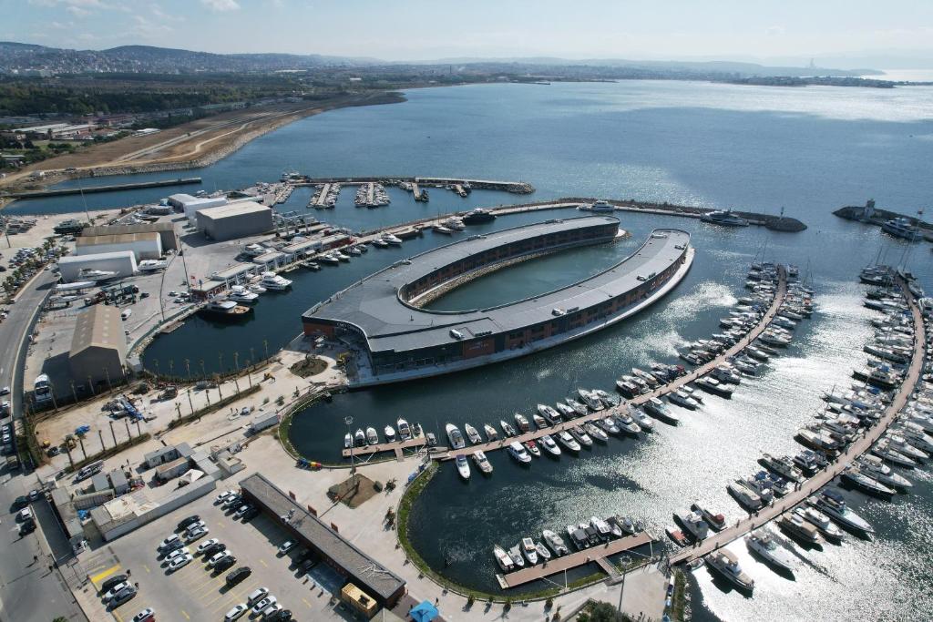 - une vue aérienne sur un port de plaisance avec des bateaux dans l'établissement Crowne Plaza - Istanbul Tuzla Viaport Marina, an IHG Hotel, à Istanbul