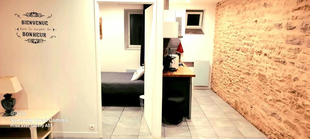 ein Schlafzimmer mit einem Bett und einer Wand mit einem Schreibtisch in der Unterkunft superbe appartement de 40m2 avec parking gratuit sur place in Cuisery