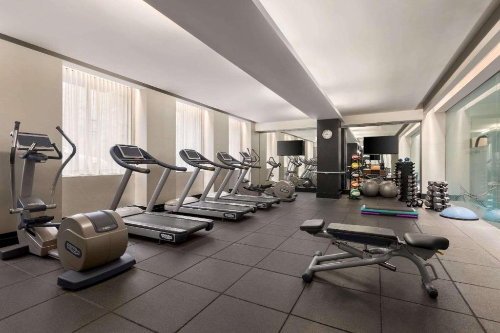 Fitness centrum a/nebo fitness zařízení v ubytování The Beekman Tower, Trademark Collection by Wyndham