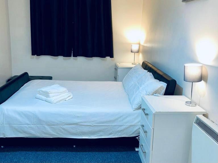 - une chambre avec un lit et 2 serviettes dans l'établissement Service Apartment, à Thamesmead