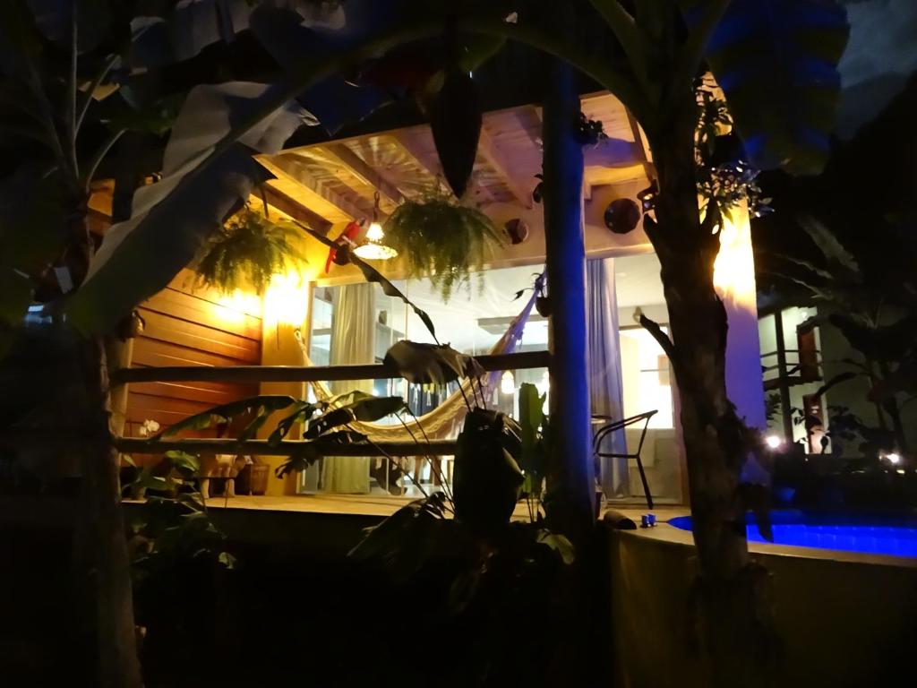 a house with a window at night at Bangalô no alto da colina no Villas do Pratagy - Maceió in Maceió