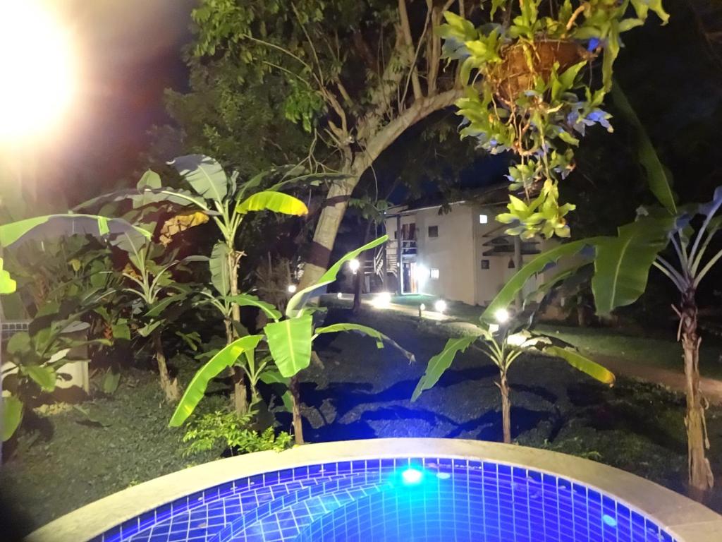 a view of the pool at night at Bangalô no alto da colina no Villas do Pratagy - Maceió in Maceió