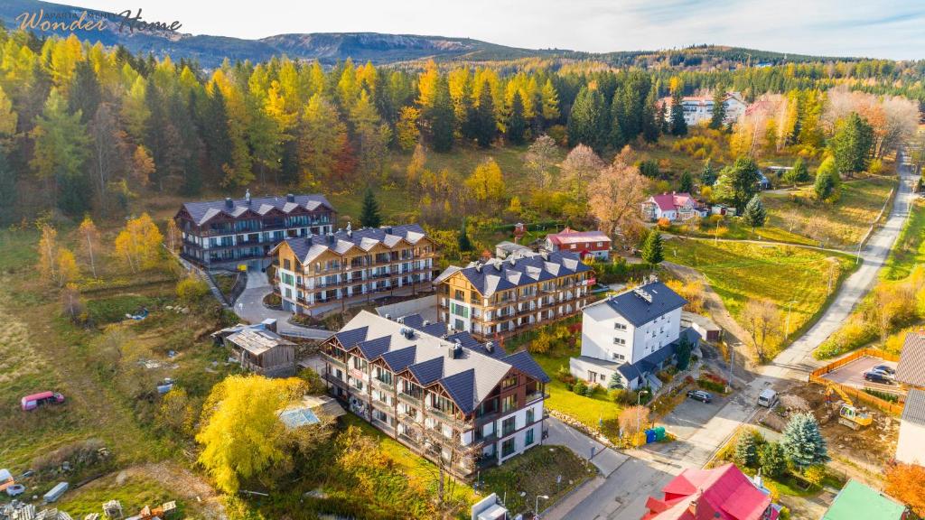 une vue aérienne d'un bâtiment dans les montagnes dans l'établissement Wonder Home - Apartamenty Karpatia Resort tuż przy stoku i blisko szlaków turystycznych, à Karpacz