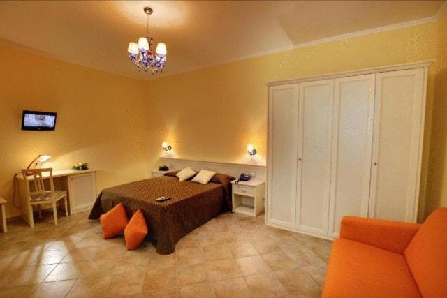 1 dormitorio con 1 cama, mesa y sillas en B&B San Matteo, en Scalea