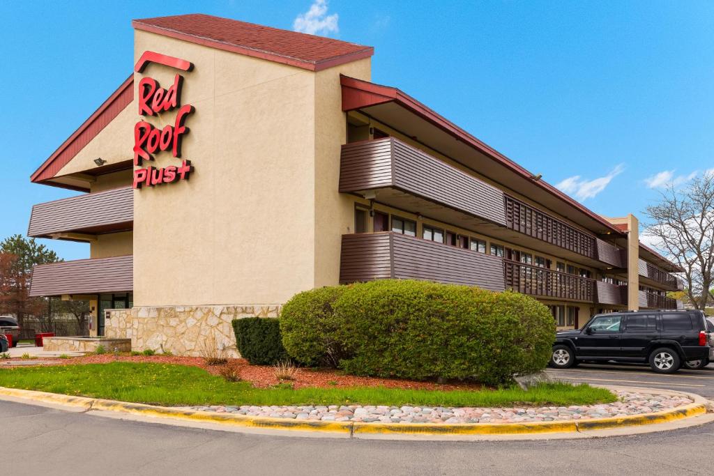 un edificio con un cartel de comida roja en el techo en Red Roof Inn PLUS+ Chicago - Northbrook/Deerfield, en Deerfield