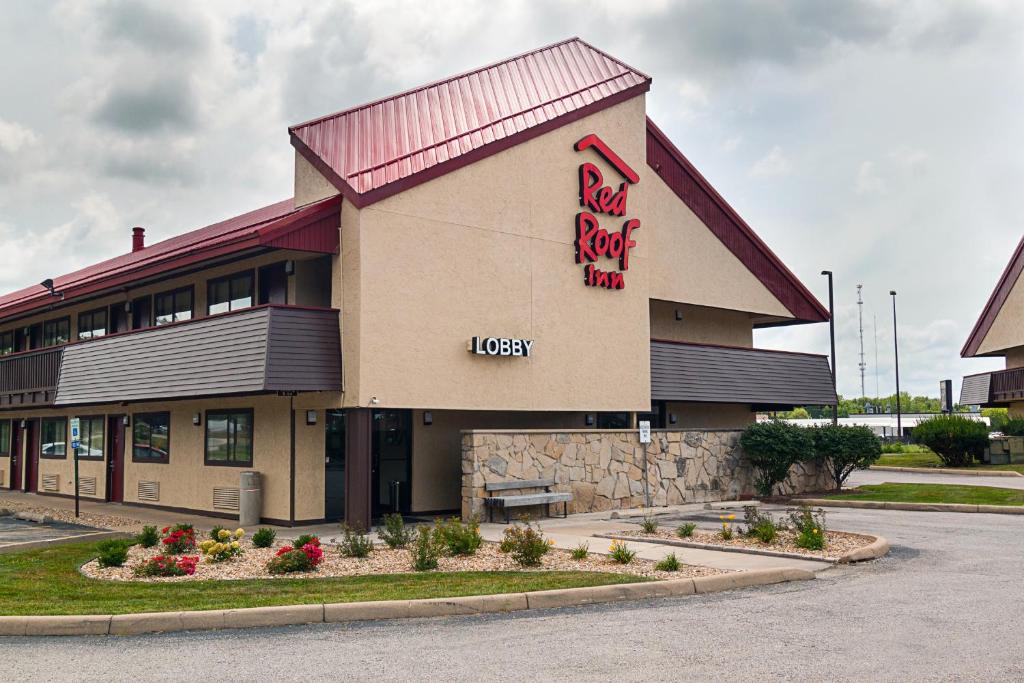 een Red Rock Inn gebouw met een bord erop bij Red Roof Inn Springfield, IL in Springfield