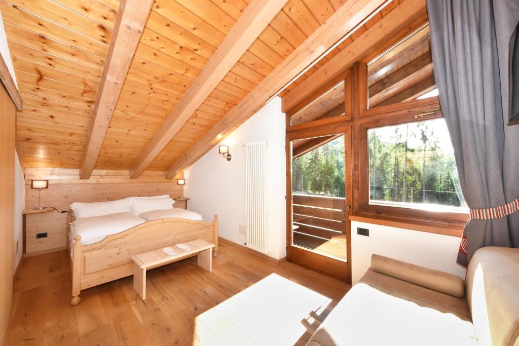 a room with a bed and a window at Lo Chalet delle Ville in Varena