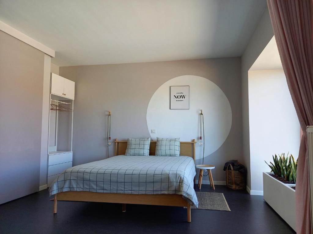 een slaapkamer met een bed in een kamer bij Happiness De Haan in De Haan