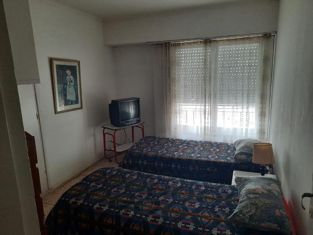 Habitación con 2 camas, TV y ventana. en Habitación masculinos desde 3 dias hasta 30 años de edad Terminal en Mar del Plata