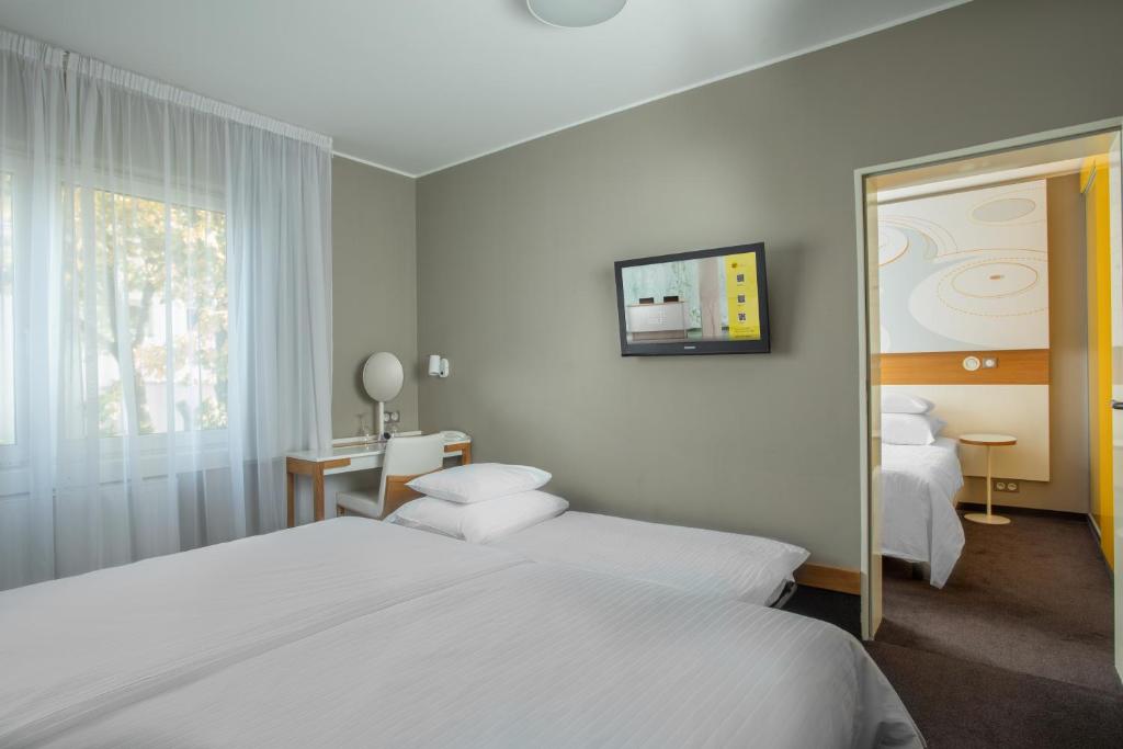 Postel nebo postele na pokoji v ubytování Hotel Golf Prague