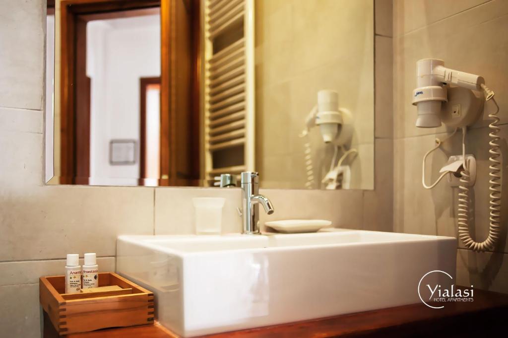 Yialasi Hotel - 8
