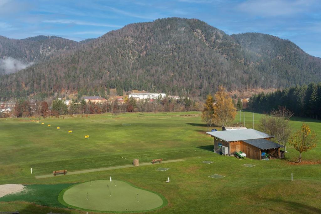 Golf View APT with parking and mountain view!