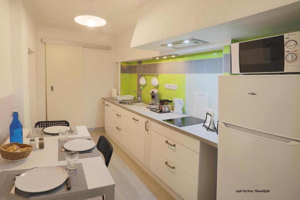 Kuchyň nebo kuchyňský kout v ubytování AptCityStay