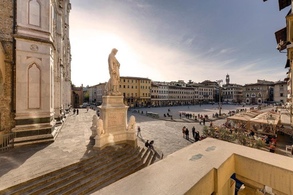 Santa Croce 14 B&B في فلورنسا: اطلالة على مدينة فيها تمثال في الوسط