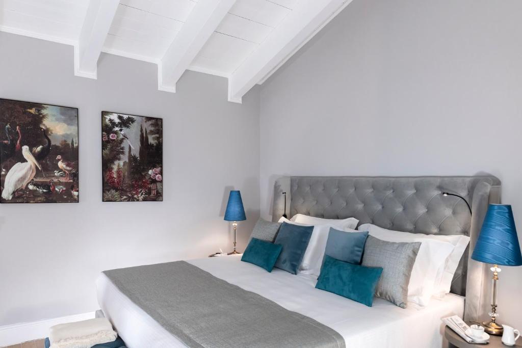 Postel nebo postele na pokoji v ubytování Hotel La Ville Rome