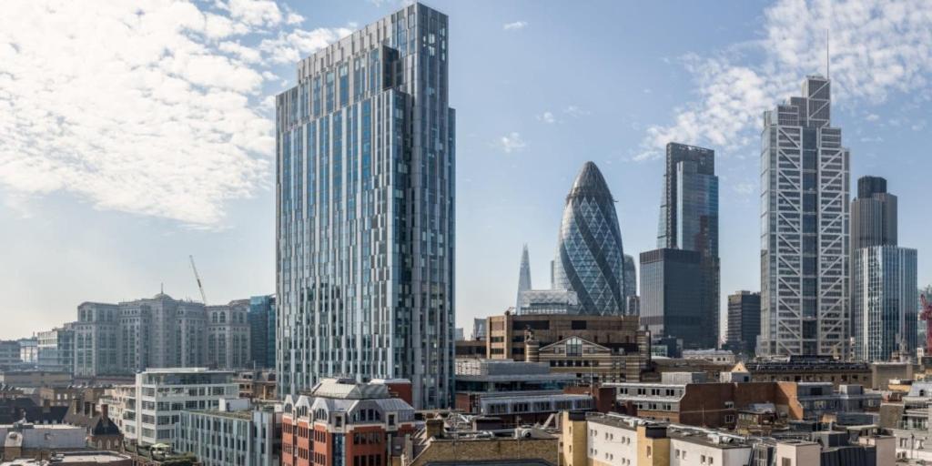- une vue sur une ville avec de grands bâtiments dans l'établissement Comfortable Studios and Apartments at Chapter Spitalfields in London, à Londres
