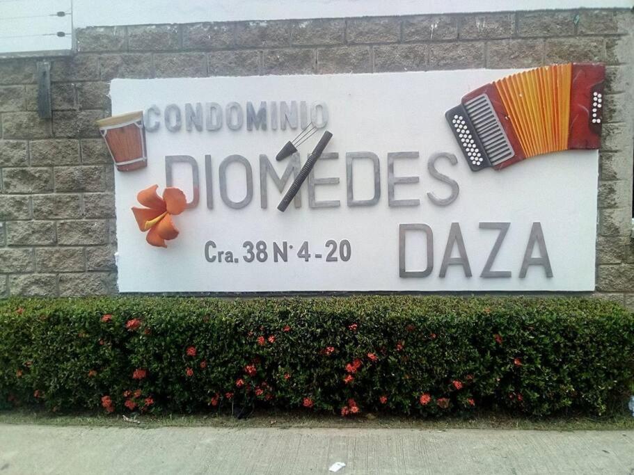 una señal de flores de aldo en un edificio en Casa Condominio Diomedes Daza Valledupar en Valledupar