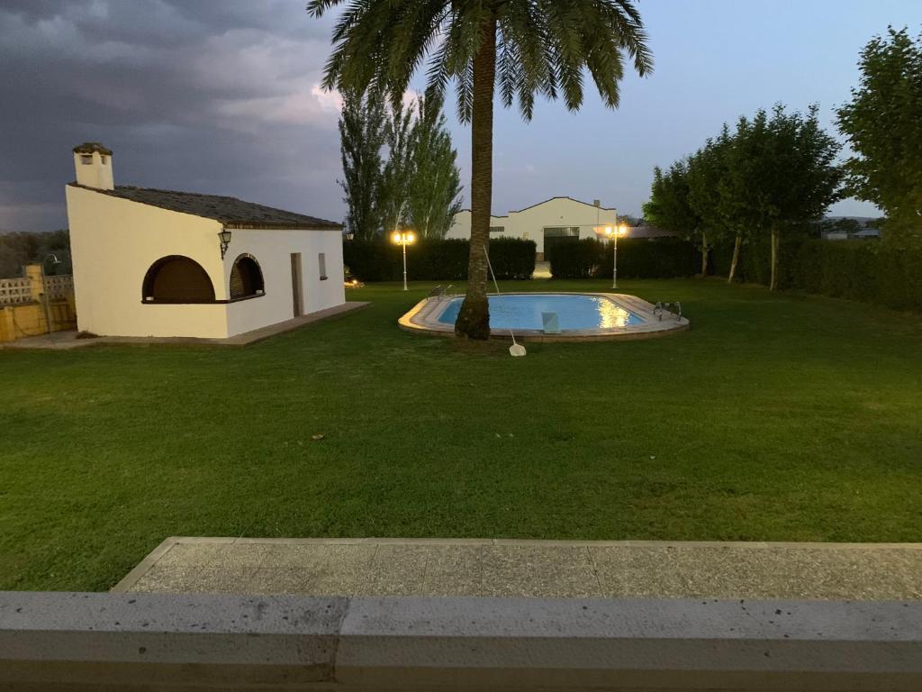 una casa con una palmera en un patio en Maroteras, en Maroteras