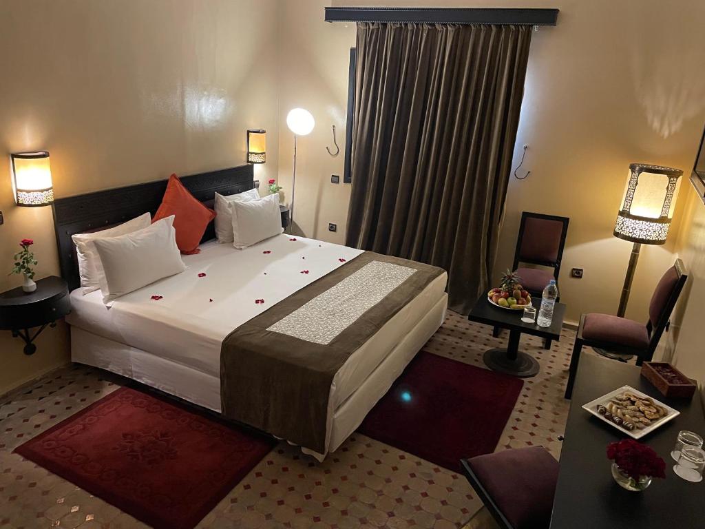 Postel nebo postele na pokoji v ubytování Riad Marrakech By Hivernage