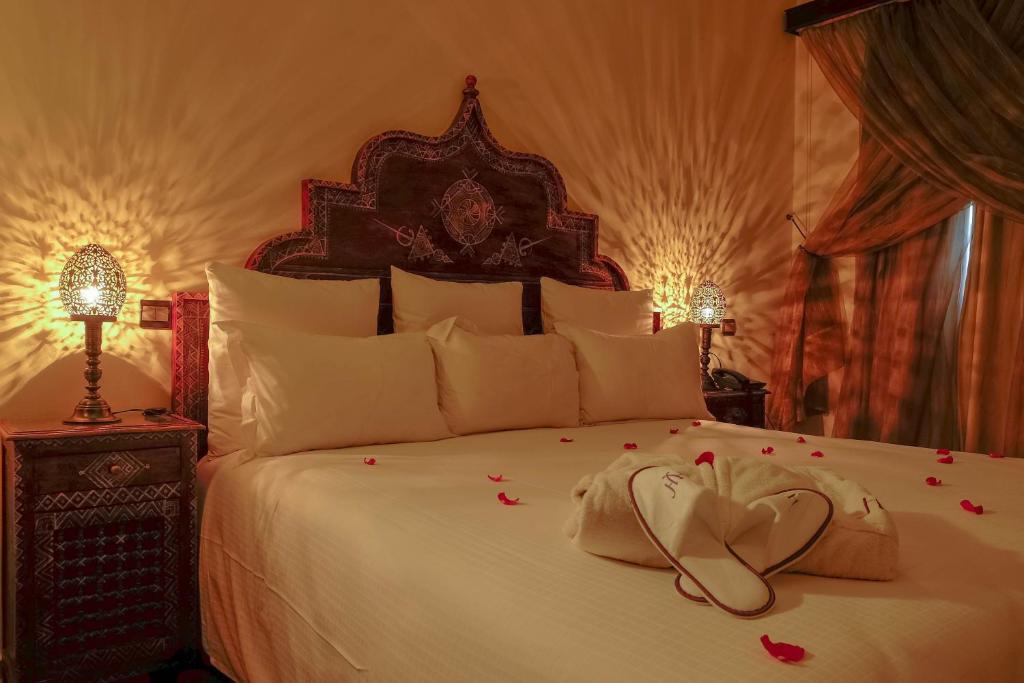 Postel nebo postele na pokoji v ubytování Riad Marrakech By Hivernage