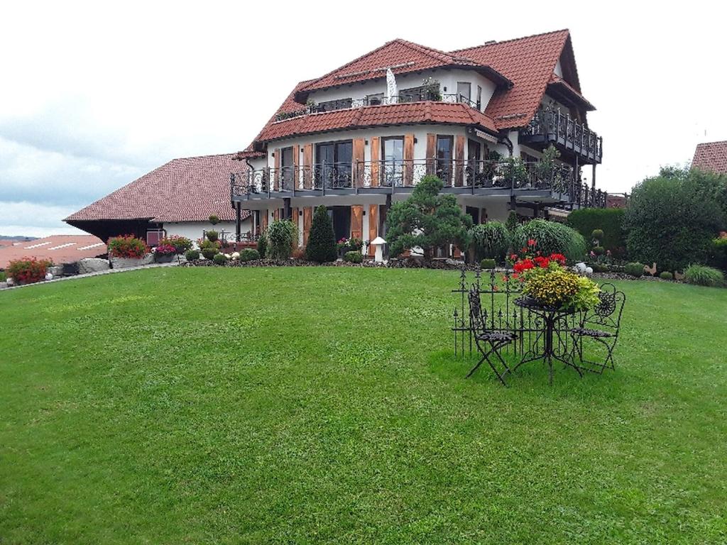 a large house with a table in the grass at Feriendomizil Berta Benzingen in Winterlingen